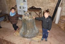 Léo et Maxime impressionnés par la cloche : plus de 400 kg de fonte !