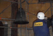 30 avril 2015 : l'entreprise Bodet a procédé à la descente de la cloche avec soin et professionnalisme