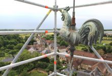 Le coq domine le bourg de Frazé