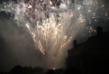 ... pendant que la société Frétigny Mendez Artifices assurait les effets pyrotechniques.