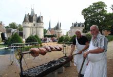 Des bénévoles ont assuré la cuisson des jambons tout en profitant du cadre somptueux.