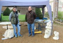 Des artisans d'art avaient pris place à l'entrée du château, ici des tailleurs de pierre...