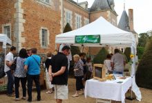 A ses côtés, Xavier et Nathalie Taranne, producteurs de miel frazéens.