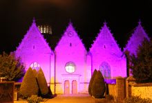 L'église Notre-Dame parée de mauve