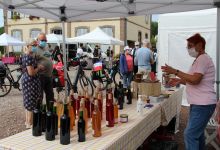 Marché artisanal sur la place du Château