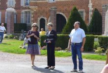 Journée du patrimoine 2009 : Brigitte Pistre,  Laure de La Raudière et le Président du Comité des fêtes devant le château
