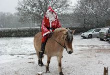 Arrivée du Père Noël au goûter de Noël du Comité des Fêtes le 18 décembre 2010.