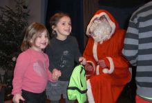 Distribution de cadeaux aux enfants lors du goûter de Noël du Comité des Fêtes le 18 décembre 2010.