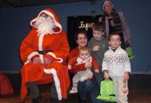 Distribution de cadeaux aux enfants lors du goûter de Noël du Comité des Fêtes le 18 décembre 2010.