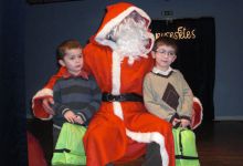 Distribution de cadeaux aux enfants lors du goûter de Noël du Comité des Fêtes le 18 décembre 2010.