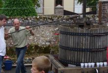 David, Eric et Jérôme, les employés communaux, ont pressé les pommes à cidre