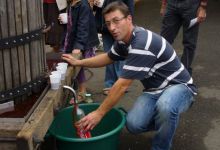 Jérôme prêt à goûter le fruit du pressage (la bouteille n'est pas adaptée !)