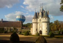 Vision enchantée de la Montgolfière derrière le château