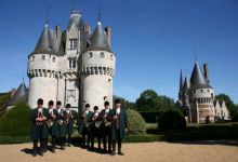 Les sonneurs devant le donjon