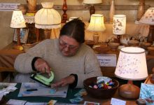 Peinture au fer à repasser sur le marché artisanal