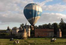 La montgolfière s'élève près du château