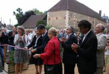 Monsieur le Préfet et Madame le Député coupent le ruban