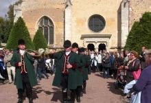 Sortie de l'église après la messe de Saint-Hubert, en présence des Echos de Frévent